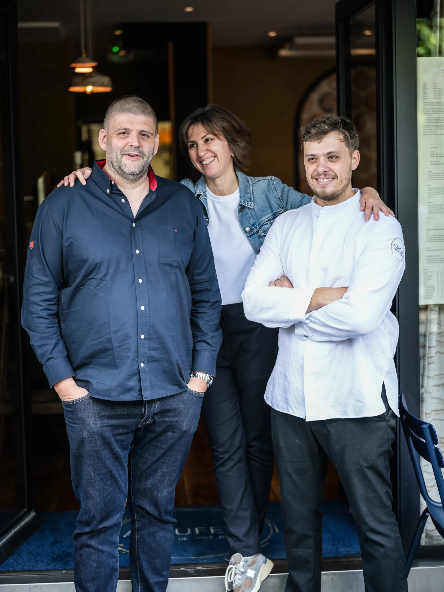 L'équipe d'Albufera devant le restaurant de Boulogne-Billancourt